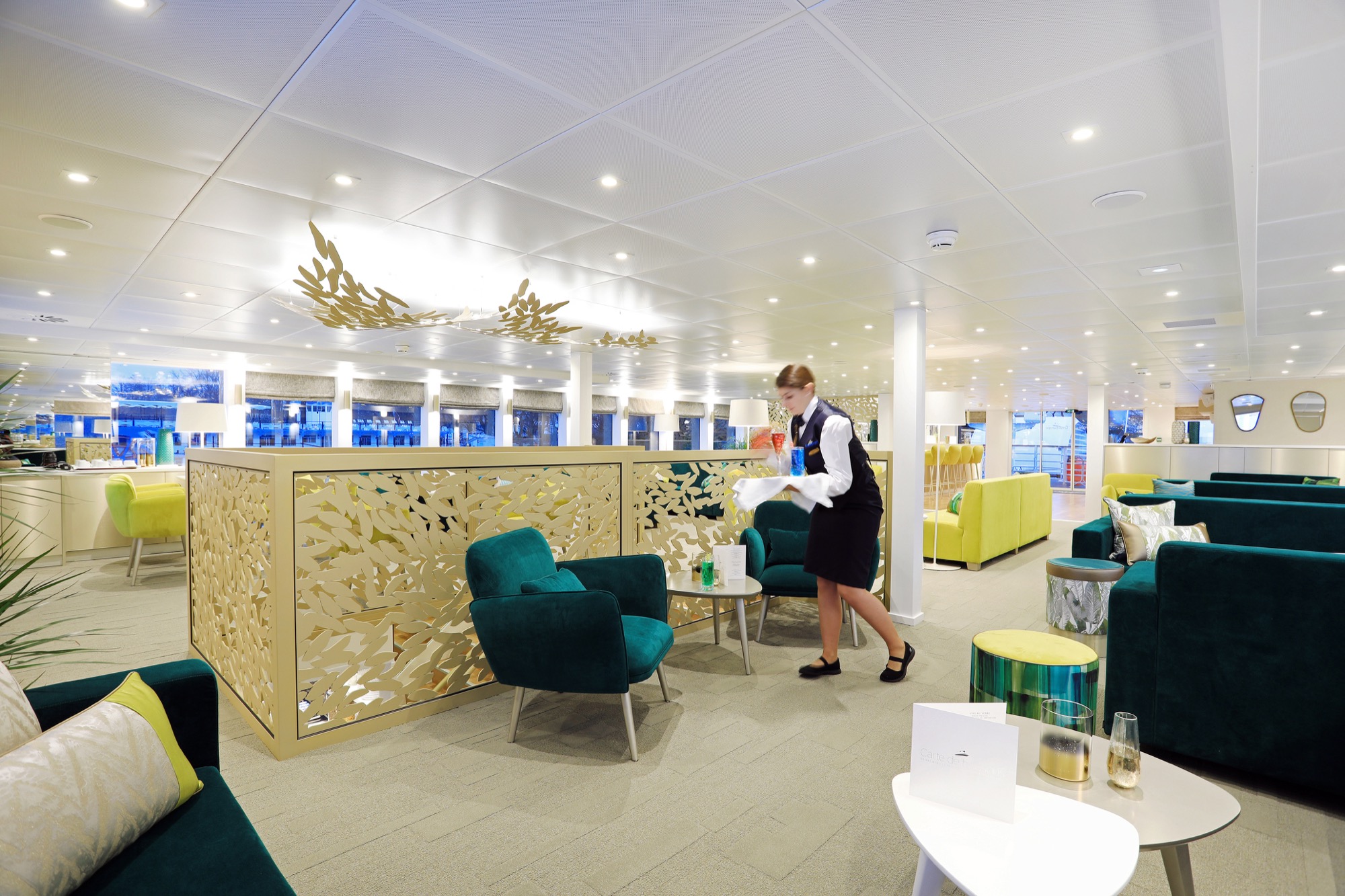 CroisiEurope MS Elbe Princesse II Bar Lounge 5.jpg